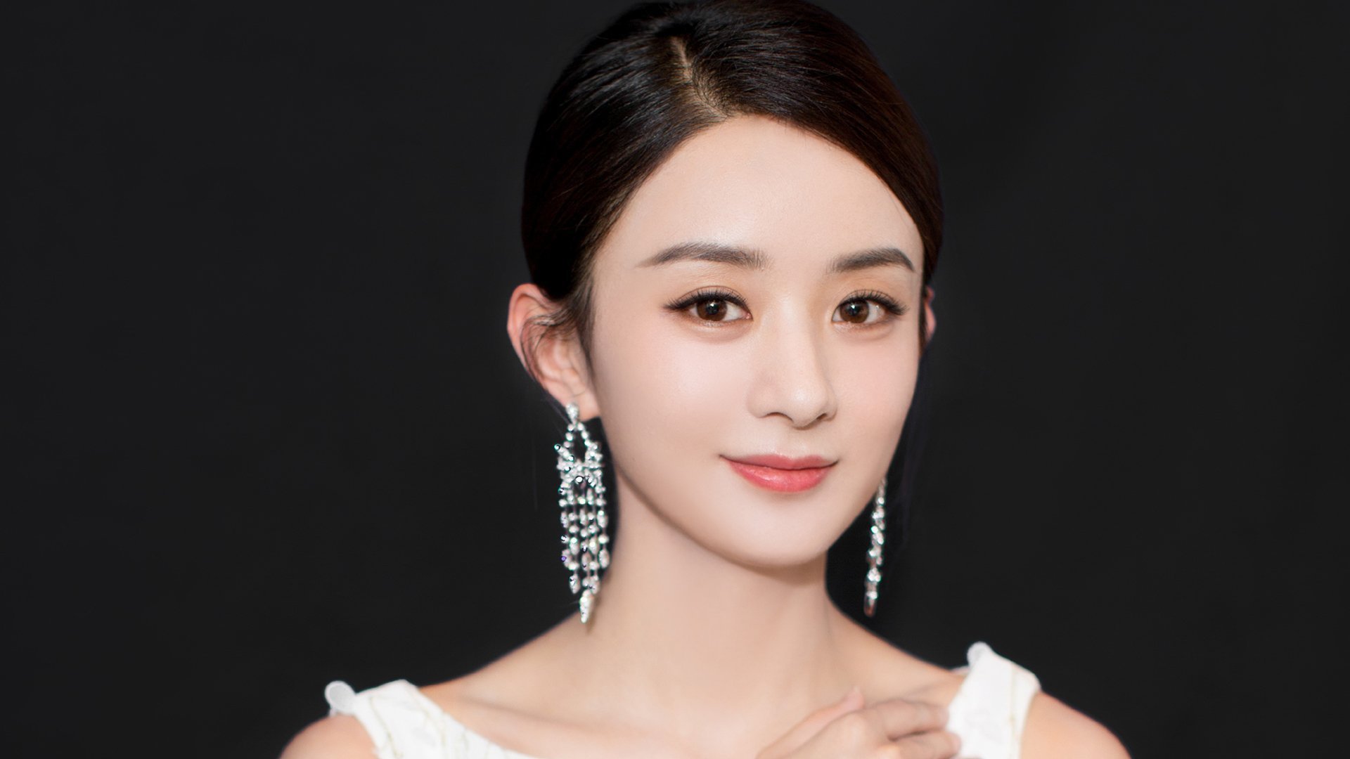 “飞盘对决：成都三叉湖赛场激情四溢，选手飞翔空中”