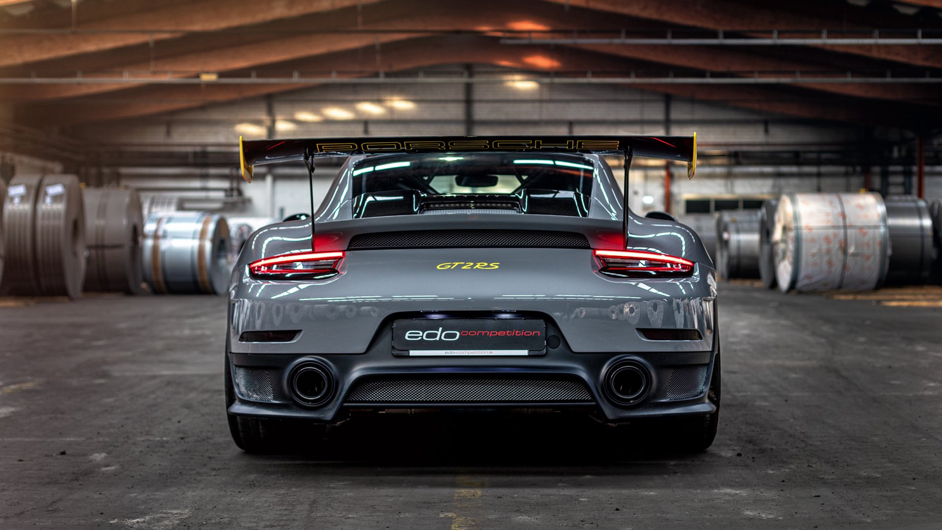 “飞盘对决：成都三叉湖赛场激情四溢，选手飞翔空中”